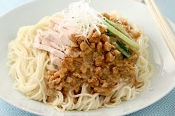 Noodles con pollo y salsa de nueces