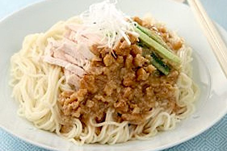 Noodles con pollo y salsa de nueces