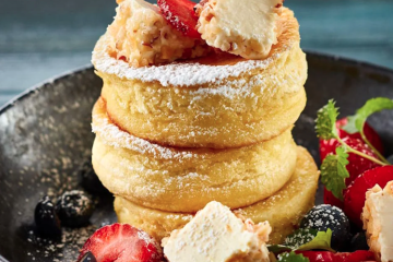 Pancakes japoneses con frutas y queso
