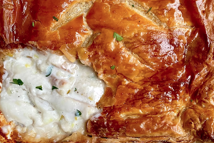 Pastel cremoso y crujiente de lubina y puerro