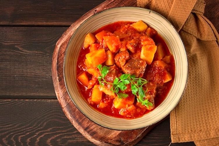 Patatas a la riojana con una ristra de chorizo olvidada por la cocina