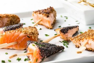 Pinchitos de salmón con salsa de yogur y curry