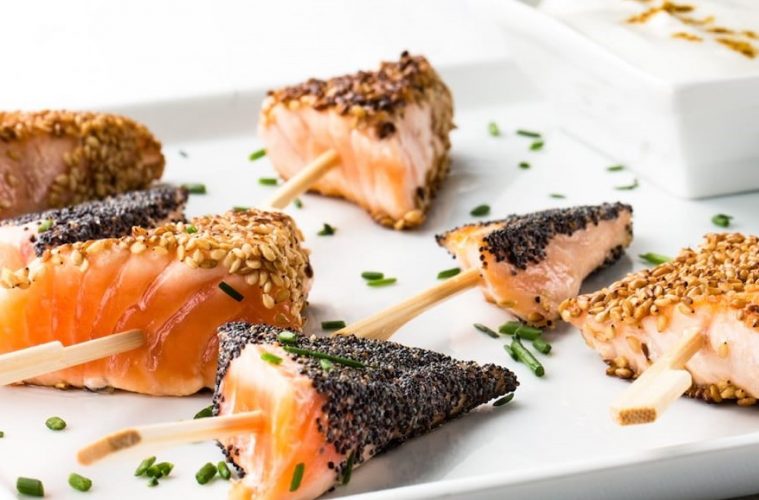 Pinchitos de salmón con salsa de yogur y curry