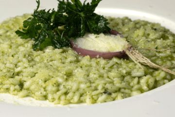 Risotto con un manojito de perejil que empiece a ponerse mustio