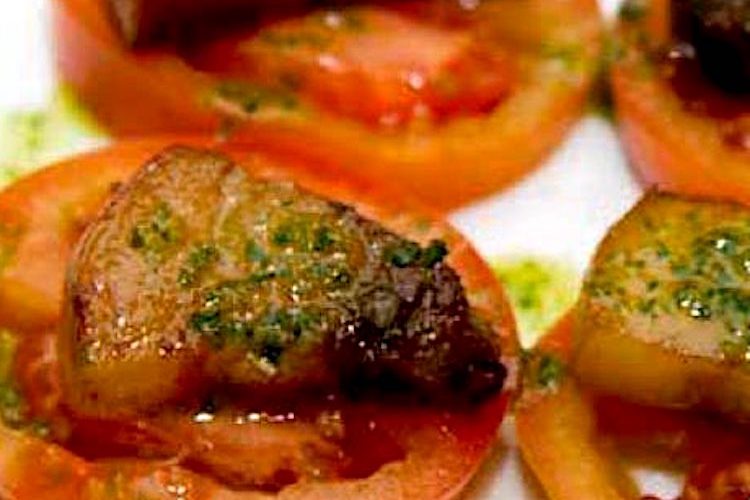 Rodajitas de tomate con panceta crujiente