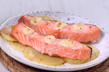 Salmón fresco gratinado y sazonado con sal y trufa