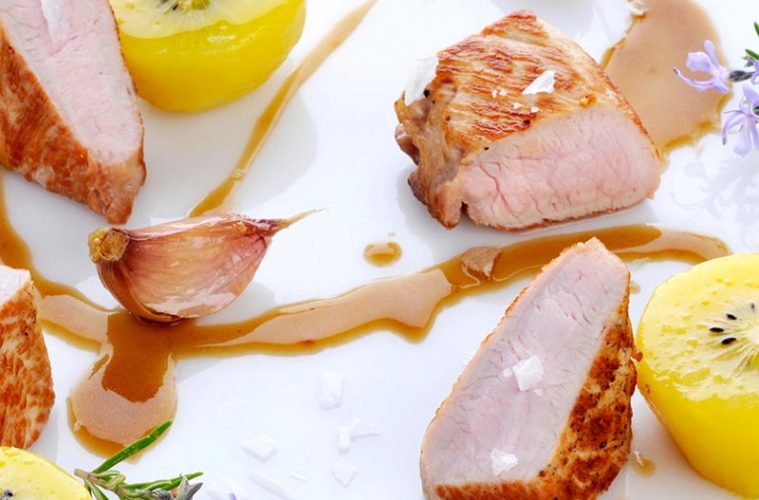 Solomillo de cerdo con kiwis maduros confitados