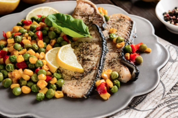 Tintorera a la plancha con ensalada de maíz, guisantes y pimiento