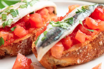 Tostaditas de tomate caramelizado y boquerones en vinagre