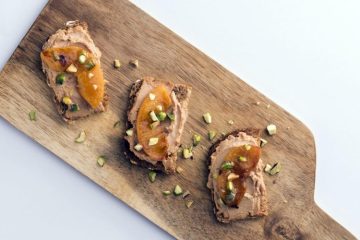 Tostas de foie gras con caqui y pistachos