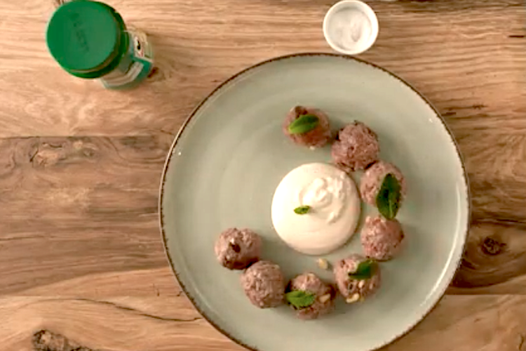 Albóndigas de ternera con piñones, pasas y salsa blanca de kebab