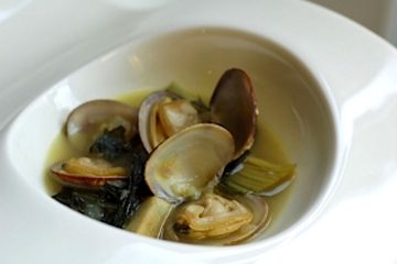 Alcachofas de ayer con almejas y wakame