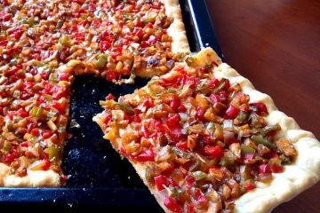Coca de trampó con tomates y pimientos que empiecen a madurar