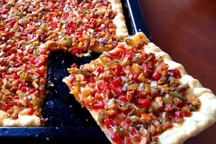Coca de trampó con tomates y pimientos que empiecen a madurar