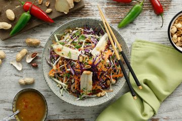 Ensalada Thai con brotes de soja, col y sardinas en conserva