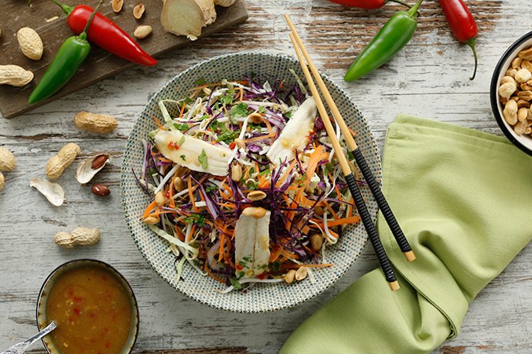 Ensalada Thai con brotes de soja, col y sardinas en conserva