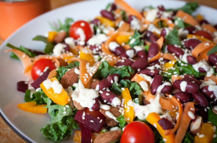 Ensalada de alubias y hortalizas con salsa césar vegana