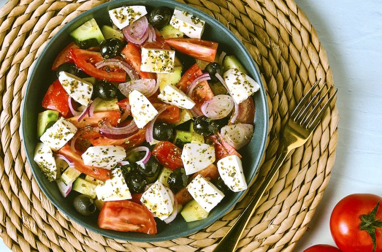 Ensalada griega con queso fresco marinado