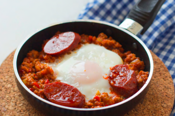 Huevos al plato con restos de chorizo
