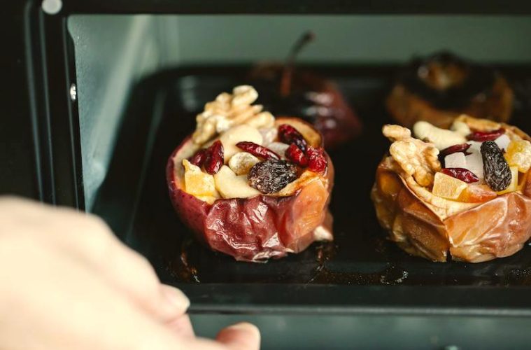 Manzanas asadas rellenas con frutos secos y miel
