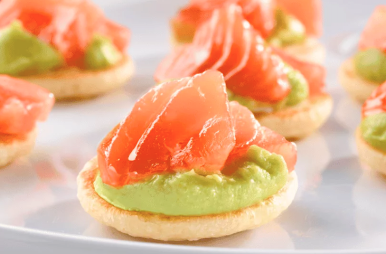 Miniblinis con salmón ahumado y aguacate