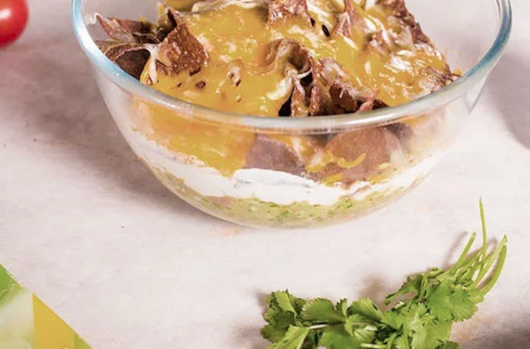 Nachos gratinados con queso y guacamole