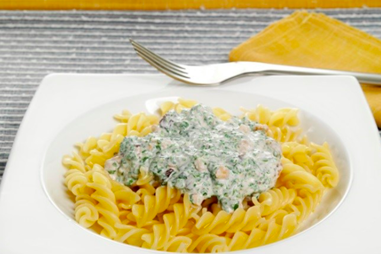 Pasta con crema de ricota y espinacas sobrantes