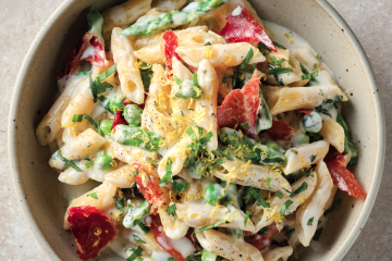Pasta cremosa con jamón curado y hortalizas