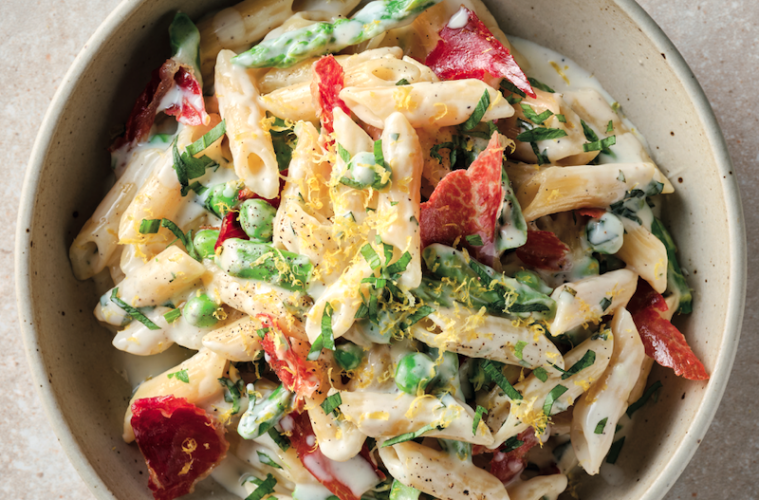 Pasta cremosa con jamón curado y hortalizas