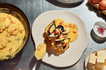 Patatas a la importancia con mejillones y crema bearnesa