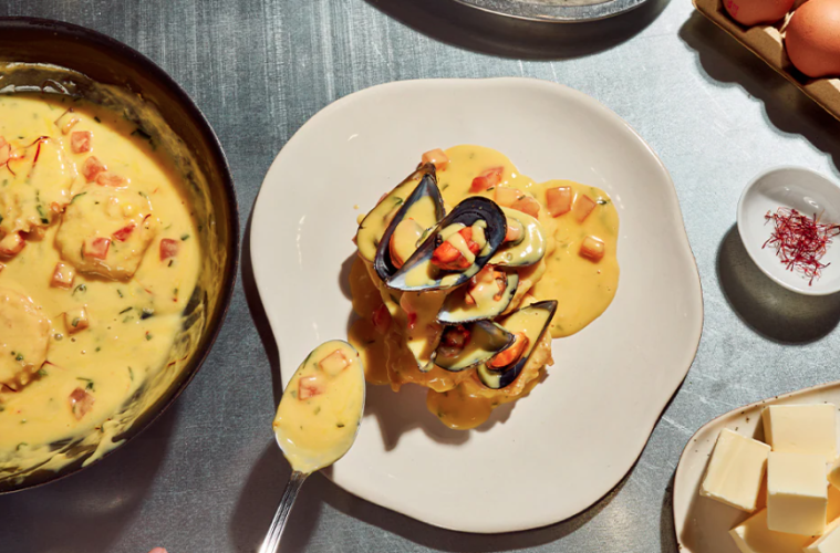 Patatas a la importancia con mejillones y crema bearnesa