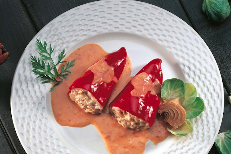 Pimientos de piquillo rellenos de bonito del norte y anchoa