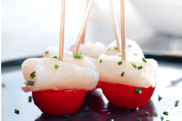 Pinchos de tomate cherry, pimiento asado y bacalao ahumado