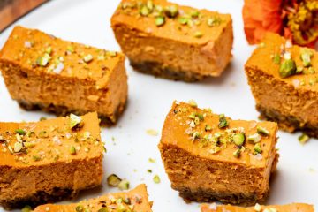 Postre de calabaza, queso crema y pistachos