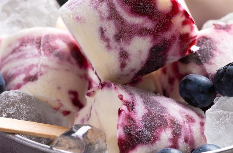 Postre helado de yogur, arándanos y almendras