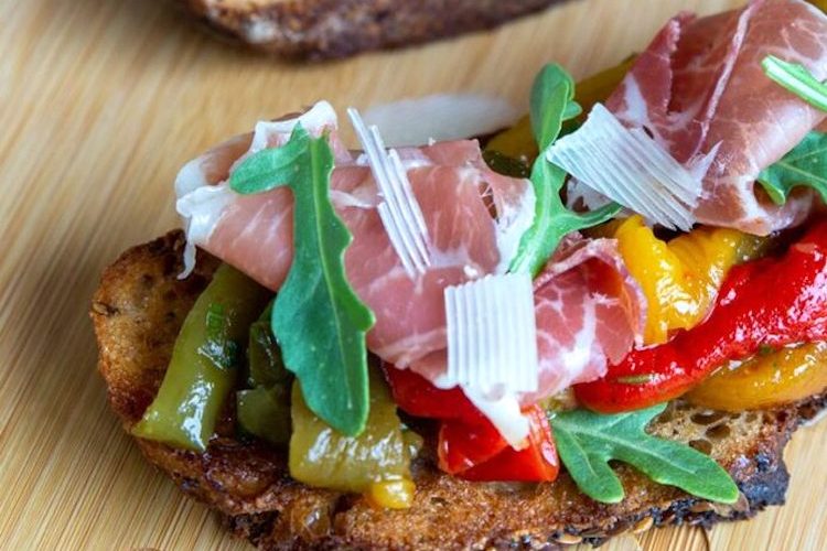 Tapitas de pimientos asados marinados, jamón y queso