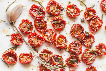 Tomatitos cherry que empiecen a madurar, asados con hierbas aromáticas