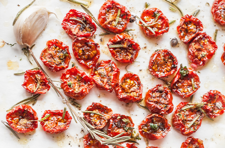 Tomatitos cherry que empiecen a madurar, asados con hierbas aromáticas