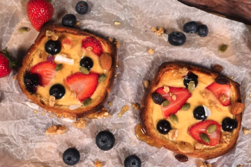 Tostas dulces de yogur, frutos rojos y muesli
