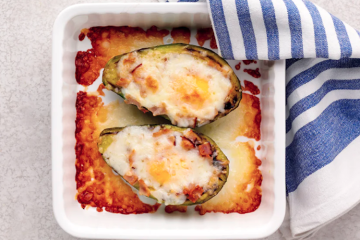Aguacate gratinado con huevo y pavo ahumado