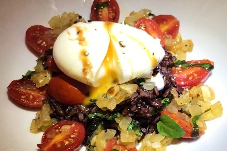 Arroz negro con verduras, huevo y glaseado balsámico