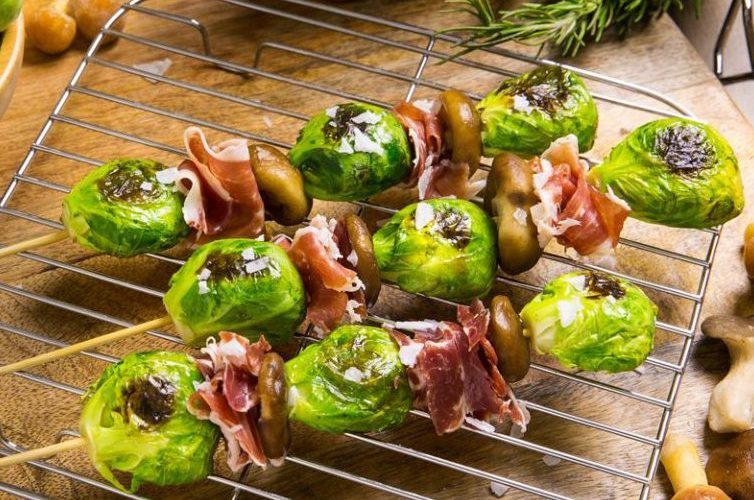 Brochetas de coles de Bruselas sobrantes, champiñón y jamón
