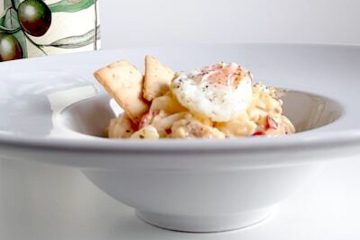 Ensaladilla con patata asada y huevo frito