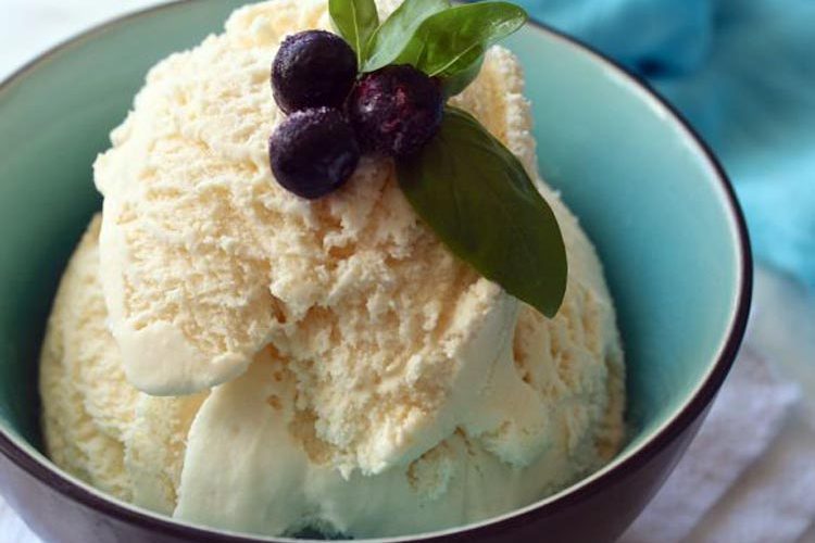 Helado de plátanos que empiezan a ponerse feos y frutos secos
