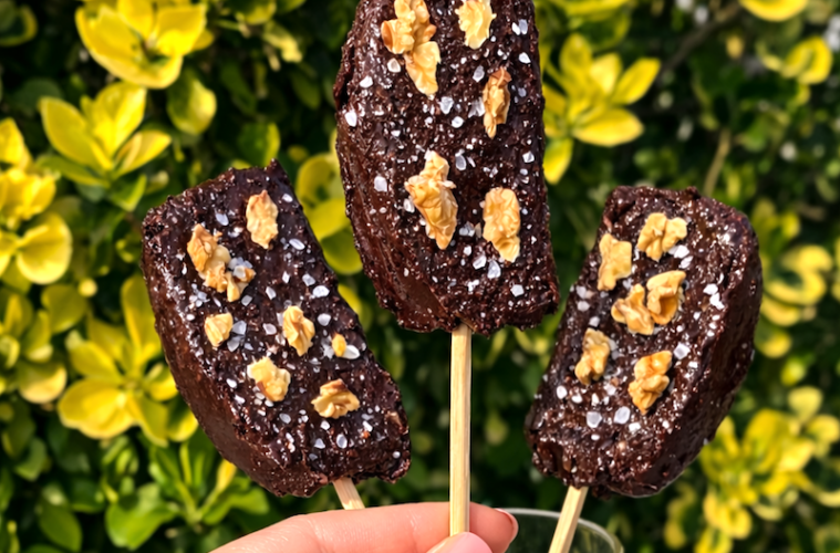 Manzanas crujientes con chocolate negro y nueces