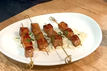 Minibrochetas de atún marinado