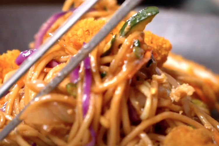 Noodles con nuggets de pollo sobrantes y mayonesa japonesa