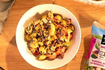 Ñoquis con verduras frescas y queso feta