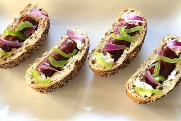 Panecillos de semillas con chorizo sobrante y crema de queso