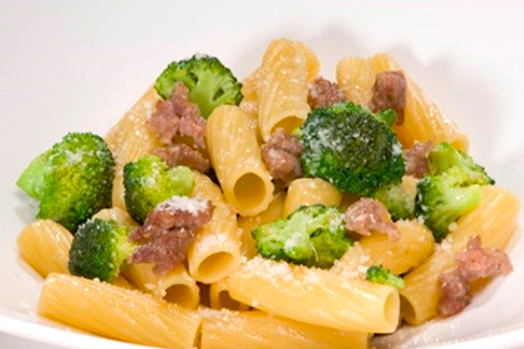 Pasta con brócoli y salchichas frescas sobrantes